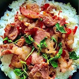 ข้าวกะเพราเบค่อน