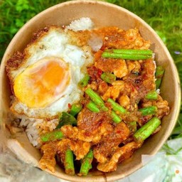 ข้าวหน้าเครื่งแกงไก่ ไข่ดาว