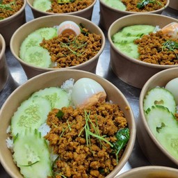 คั่วกลิ้งไก่ราดข้าว