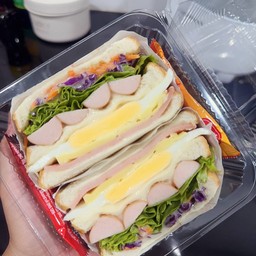 แซนวิชไส้ทะลัก