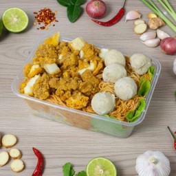 หมี่คลุกไก่กรอบลูกชิ้นไก่