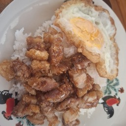 ข้าวหมูกรอบกระเทียมไข่ดาว