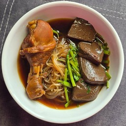 ก๋วยเตี๋ยวไก่ตุ๋น โรงรถ น้ำแพร่