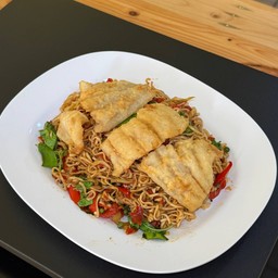 มาม่าผัดขี้เมาปลาทอด