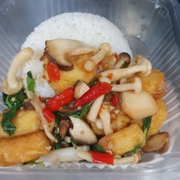 ข้าวราดผัดเห็ดใส่เต้าหู้ไข่ทอด