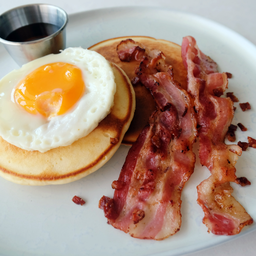 แพนเค้ก ไข่ เบคอน Pancake Egg Bacon