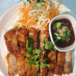หมูกรอบราดซอสน้ำปลา