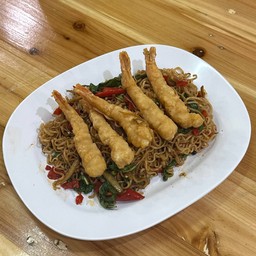 มาม่าผัดฉ่ากุ้งทอด