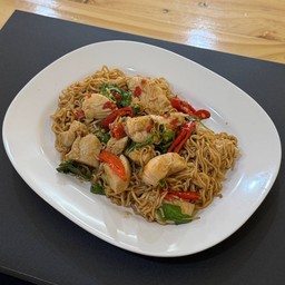 มาม่าผัดกะเพราอกไก่นุ่ม