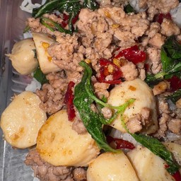 ข้าวกะเพราหมูสับ+ลูกชิ้นหมู