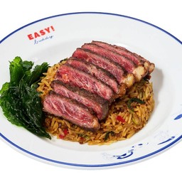 ข้าวผัดกะเพราเนื้อคั่วและเนื้อสตริปลอยน์