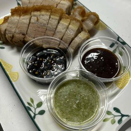หมูกรอบ 150 กรัม น้ำจิ้ม 3 สูตร