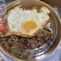 ข้าวกระเพราหมูสับไข่ดาว