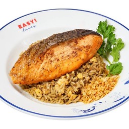 ข้าวผัดกระเทียมพริกไทยไข่และปลาแซลมอนย่าง