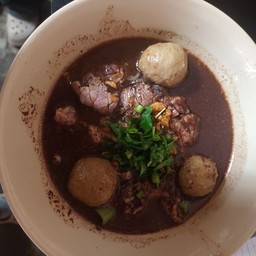 ก๋วยเตี๋ยวเนื้อสดชิ้น