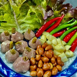 แหนมเนื้อตุ้มจิ๋ว+เครื่องเคียง