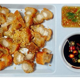 หมูกรอบ (1ขีด) พร้อมน้ำจิ้มซีฟู้ด+ซีอิ๊วหวาน