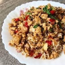 ข้าวคลุกผัดกระเพราหมูชิ้น