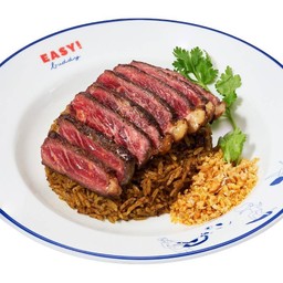 ข้าวผัดกระเทียมพริกไทยเนื้อคั่วและเนื้อสตริปลอยน์