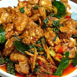 ผัดเผ็ดหมูกรอบ