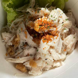 เส้นแห้งรสจัด ไก่ฉีกหมูชิ้นกุ้งชิ้น