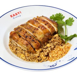 ข้าวผัดกระเทียมพริกไทยไข่และไก่ย่าง