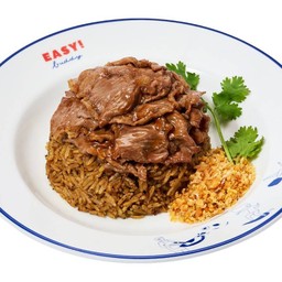 ข้าวผัดกระเทียมพริกไทยเนื้อคั่วและเนื้อสไลซ์