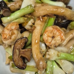 ผัดต้นหอมน้ำมันหอยราดข้าว