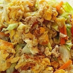 ข้าวหน้าผัดกะหล่ำปลีไก่สับใส่ไข่