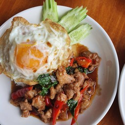 ข้าวหอมมะลิ กระเพราไก่ชิ้น ไข่ดาว