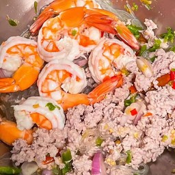 ยําวุ้นเส้นหมูทะลัก