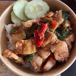 กระเพราหมูสามชั้นราดข้าว