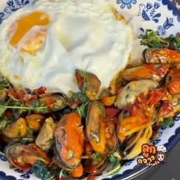 ข้าวผัดกระเพราหอยแมลงภู่+ไข่ดาว