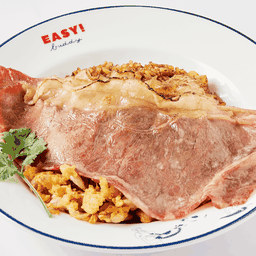 ข้าวผัดกระเทียมพริกไทยเนื้อคั่วและเนื้อวากิว A4