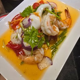 ยำกุ้งปลาหมึก