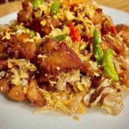 ไก่ทอดกระเทียมพริกขี้หนูสดราดข้าว