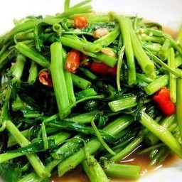 ผัดผักบุ้งราดข้าว