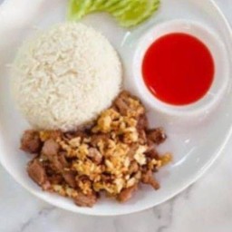 ไก่ทอดกระเทียมพริกไทยราดข้าว