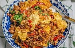 ข้าวกระเพราไข่เจียวหมูย่าง  ( ฟรีไข่ต้ม)