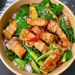 ข้าวคะน้าหมูกรอบ