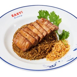 ข้าวผัดกระเทียมพริกไทยเนื้อคั่วและลิ้นวัวย่าง