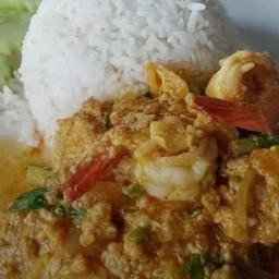 กุ้งผัดผงกะหรี่ราดข้าว