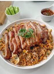 ข้าวผัดไข่หน้าหมูย่าง (ฟรีไข่ต้ม)