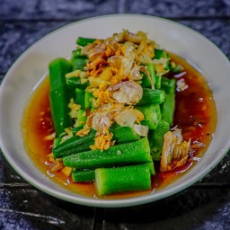 ผัดกระเจี๊ยบน้ำมันหอยราดข้าว