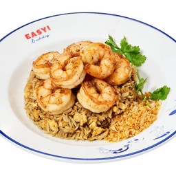 ข้าวผัดกระเทียมพริกไทยไข่และกุ้ง