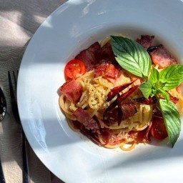 สปาเก็ตตี้เบคอนพริกแห้ง