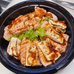 ข้าวถ้วยแซลมอนย่างเพิ่มชีส