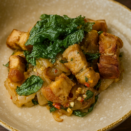 เส้นใหญ่กะเพราหมูกรอบ/Wide Rice Noodles with Stir-Fried Roast Pork and Holy Basil