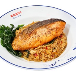 ข้าวผัดกะเพราไข่และปลาแซลมอนย่าง