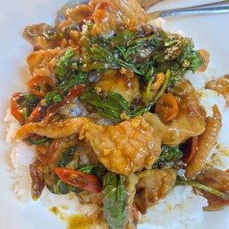 ข้าวกะเพราหมูชิ้น